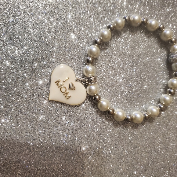 BEAUTIFUL BRACELET FOR MOM. - Picture 3 of 10